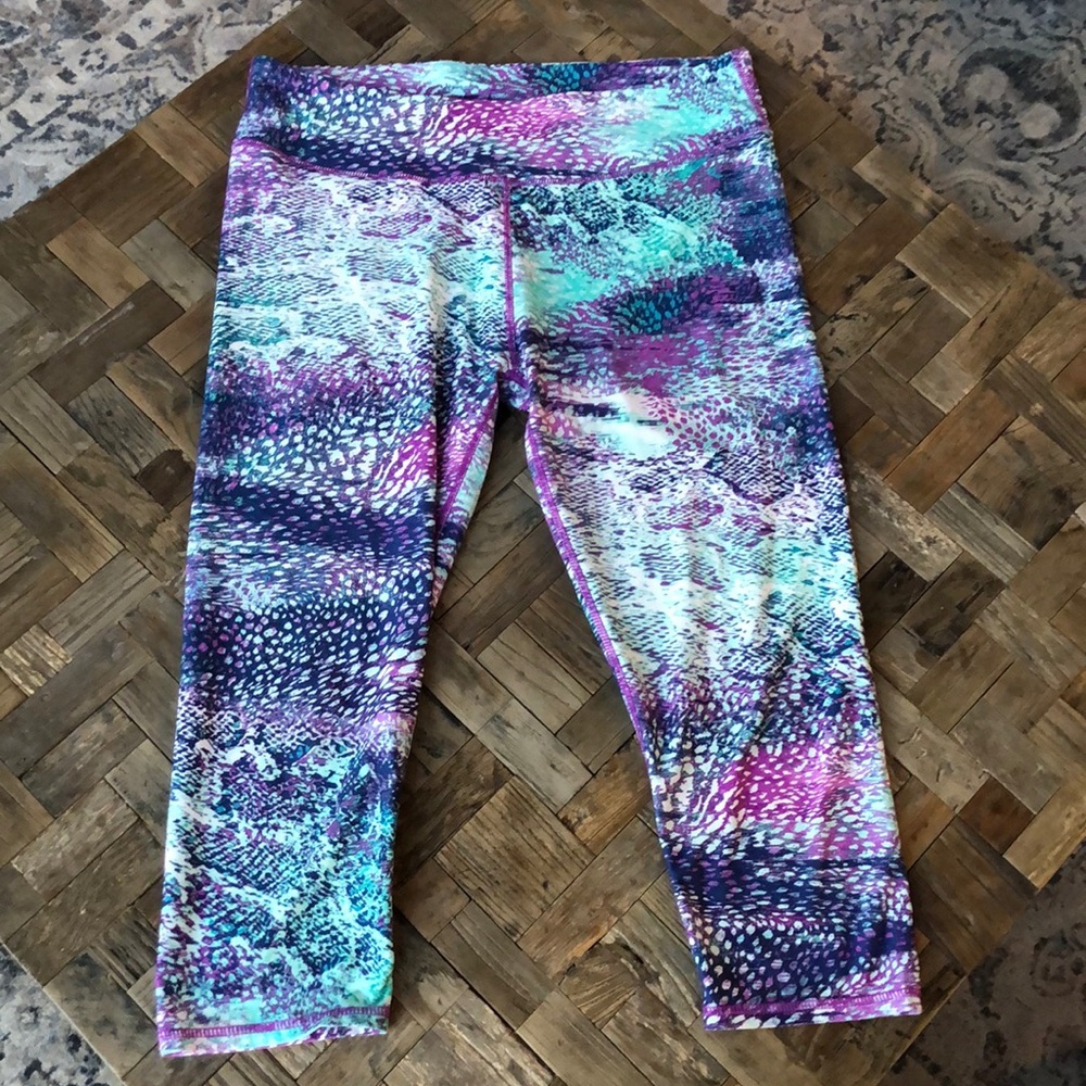 Fabletics cropped leggings. Size XL